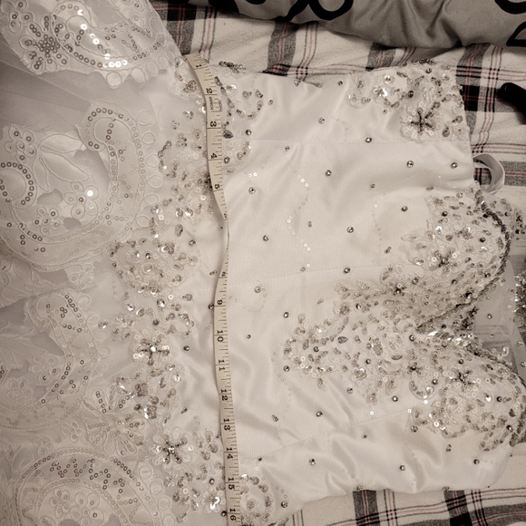 Halter style Wedding gown - Picture 4 of 4